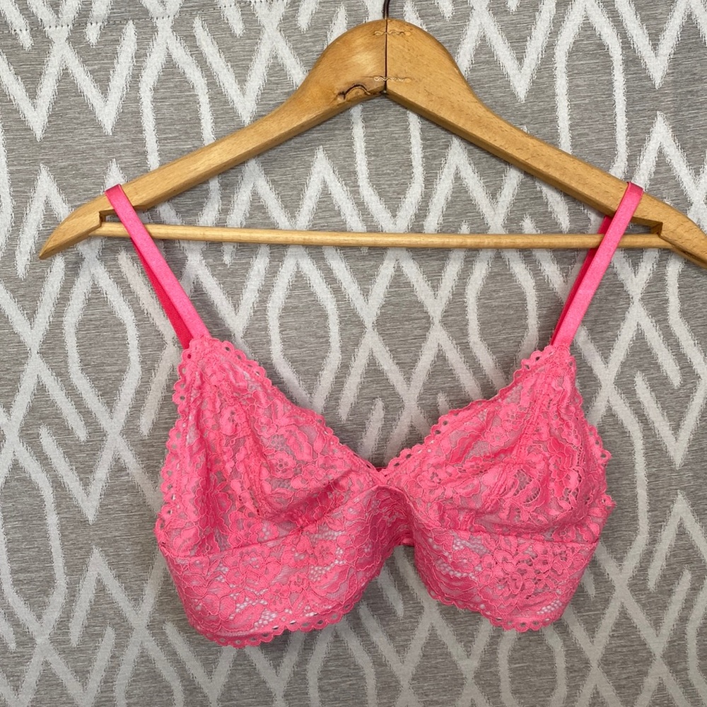 b. Tempt’d Bralette by Wacoal Pink Stretch Lace with Hook & Eye Closure Size: M